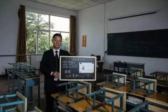 张俊成，他曾是北大一名保安，后通过成人高考，考上了北京大学法律系（专科）。新京报记者彭子洋摄